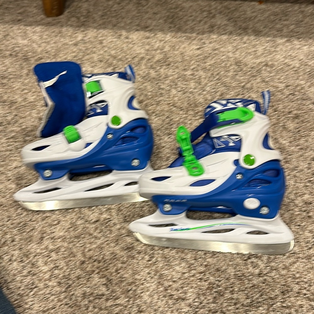 Adjustable hockey training skates